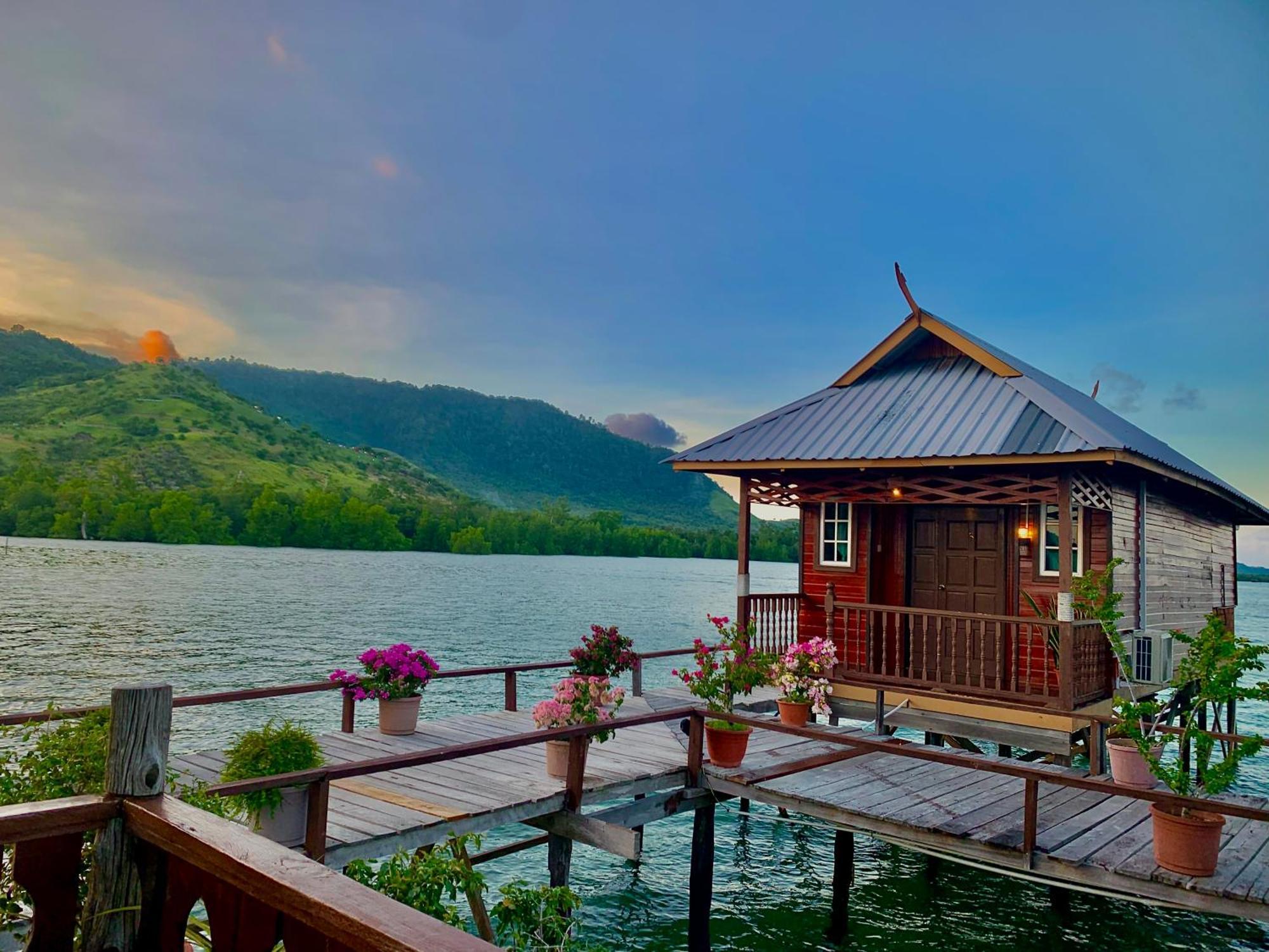 Parapat Water Village Resort Semporna Esterno foto