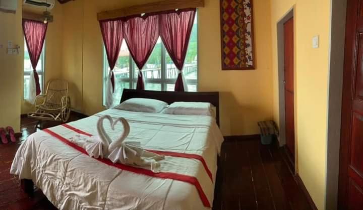 Parapat Water Village Resort Semporna Esterno foto