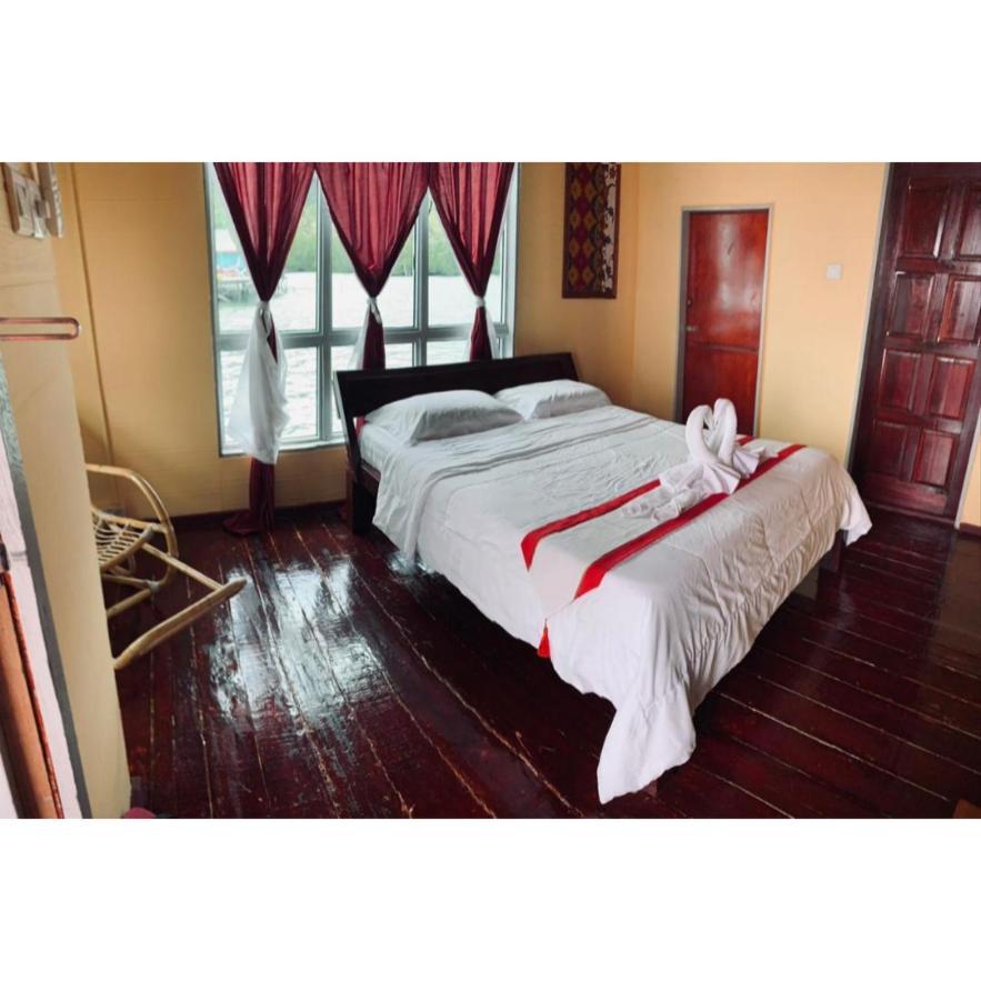 Parapat Water Village Resort Semporna Esterno foto