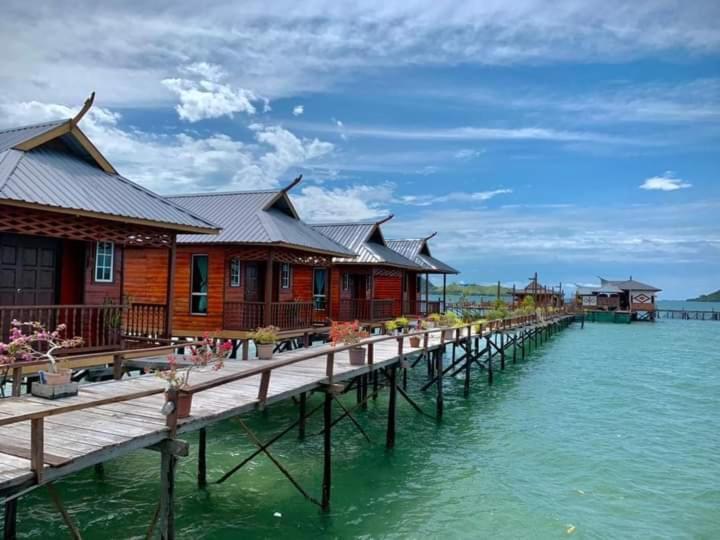 Parapat Water Village Resort Semporna Esterno foto